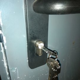 Substitución cerradura y bombin puerta de trastero