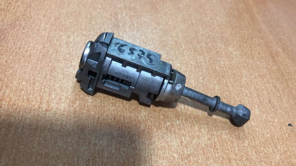Bombín de la cerradura de un coche
