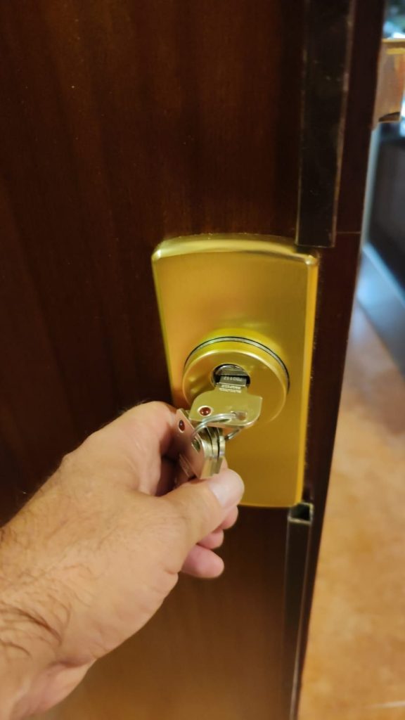 Cambio de bombín en una puerta de entrada