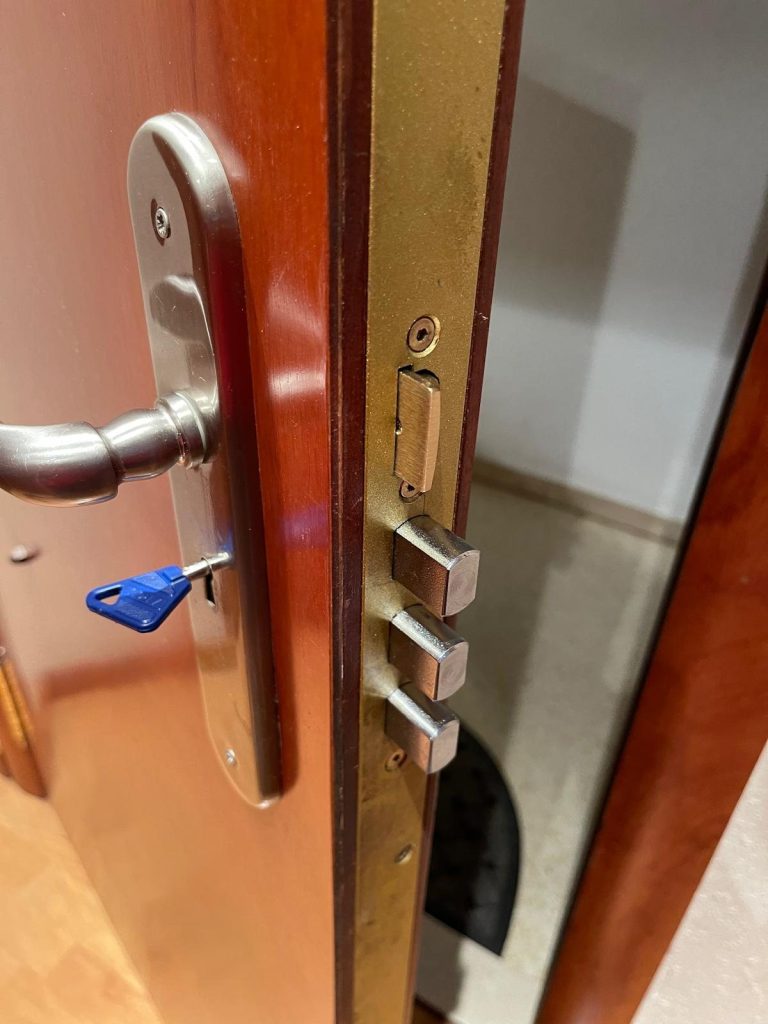 Cambio de cerradura en puerta blindada (después)