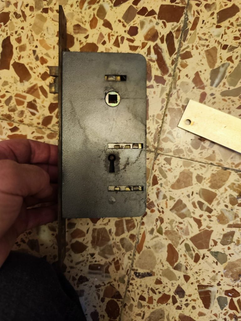 Cerradura de embutir desmontada para su sustitución