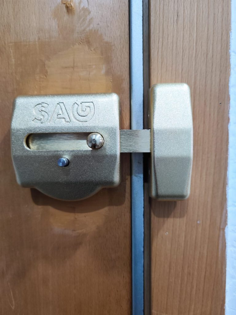 Instalación de cerrojo SAG de alta seguridad