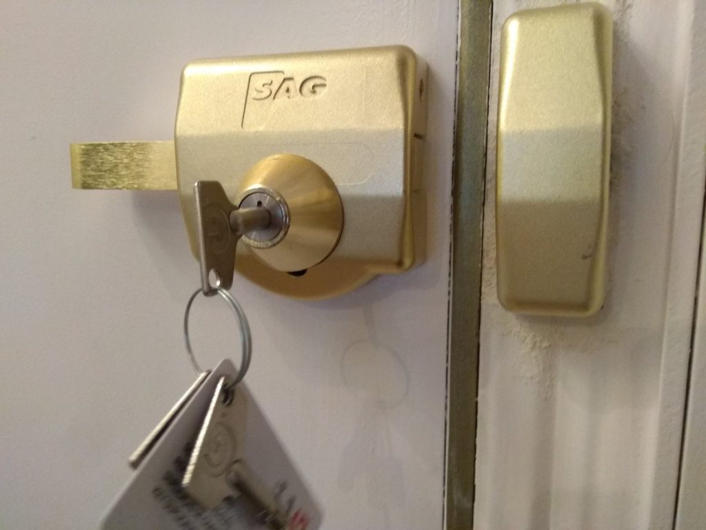 Instalación de cerrojo de alta seguridad SAG con llave tubular