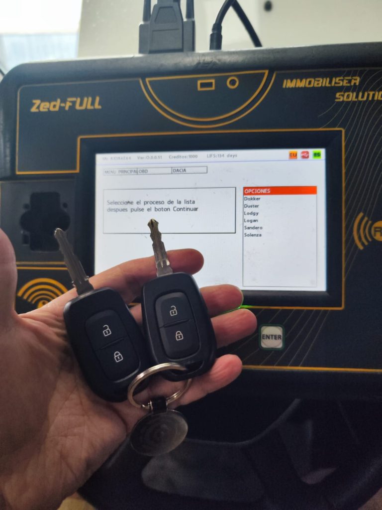 Copia de llave de Dacia con el equipo Zed-FULL