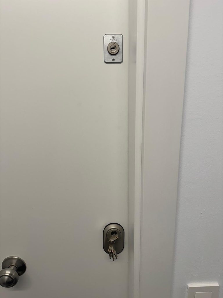 Instalación de cerrojo y bombín en una puerta