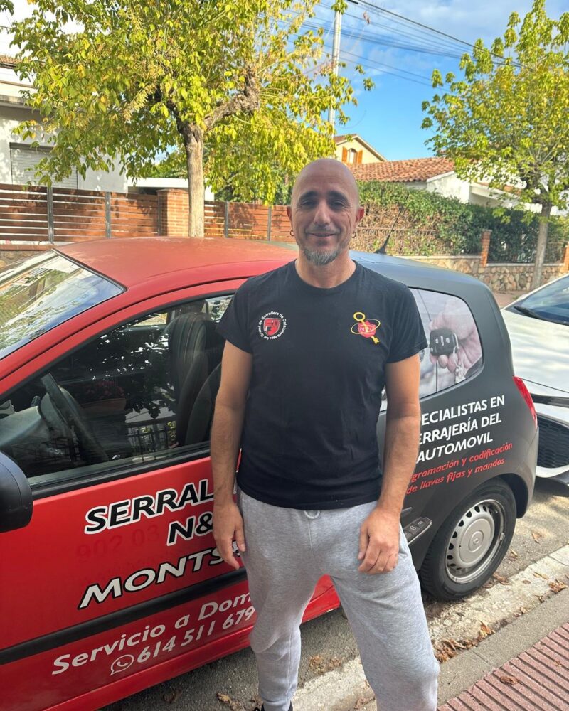 Nacho, cerrajero de NV Montseny, junto al coche de la cerrajería