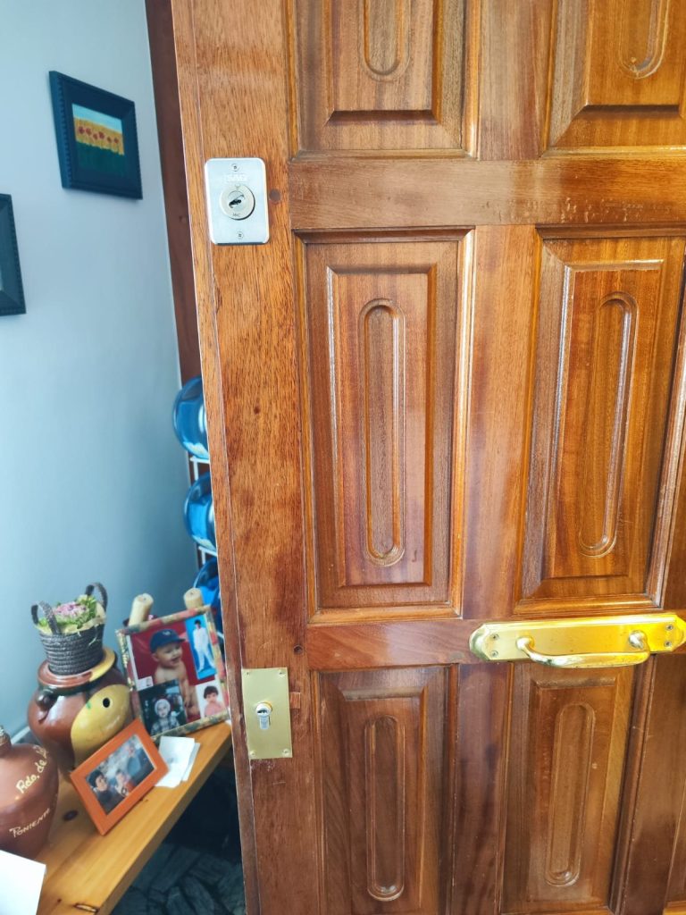 Refuerzo de puerta con cerrojo SAG y cerradura de sobreponer (antes)
