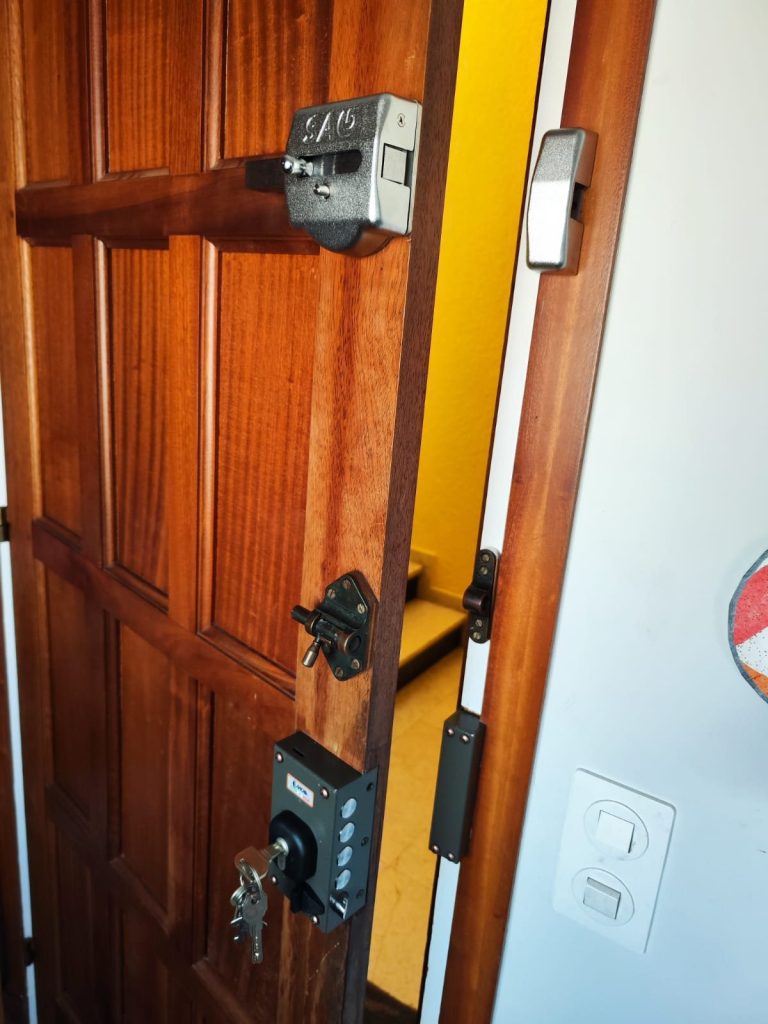 Refuerzo de puerta con cerrojo SAG y cerradura de sobreponer (después)